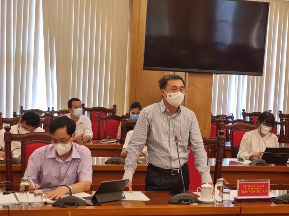 Thứ trưởng Bộ Y tế Trần Văn Thuấn - Trưởng đoàn công tác cuả Bộ Y tế làm việc với UBND tỉnh Vĩnh Phúc về công tác phòng chống dịch trên địa bàn chiều ngày 2/5. Ảnh: Tuấn Dũng-BYT