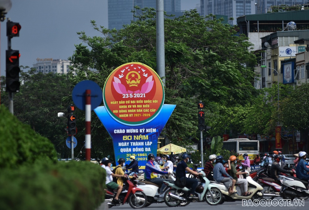 Những ngày này, khắp các tuyến phố lớn ở Hà Nội đã được trang trí các cụm pano, cờ, băng rôn, khẩu hiệu nhằm tuyên truyền, cổ động để cuộc bầu cử thật sự trở thành ngày hội của toàn dân.