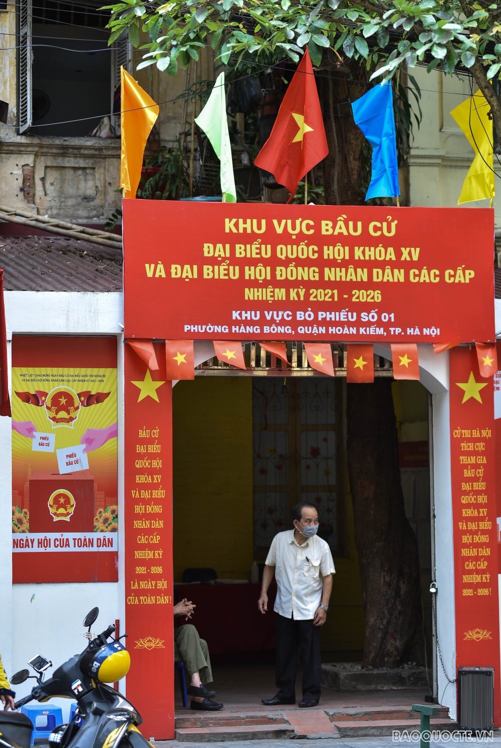 Đường phố Hà Nội rực rỡ trước ngày bầu cử Quốc hội