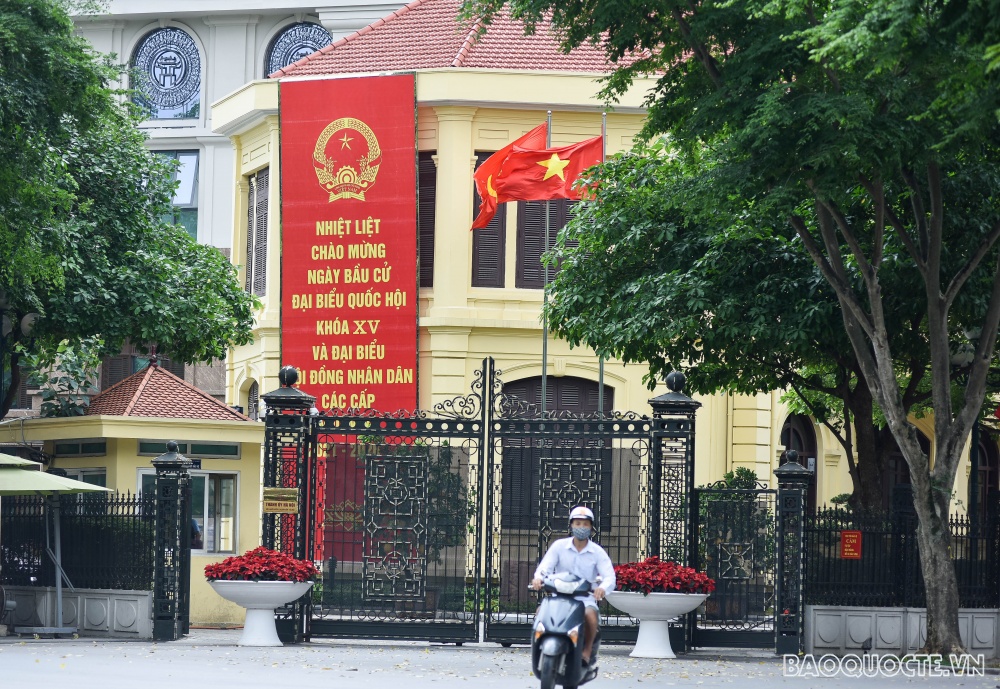 Đường phố Hà Nội rực rỡ trước ngày bầu cử Quốc hội