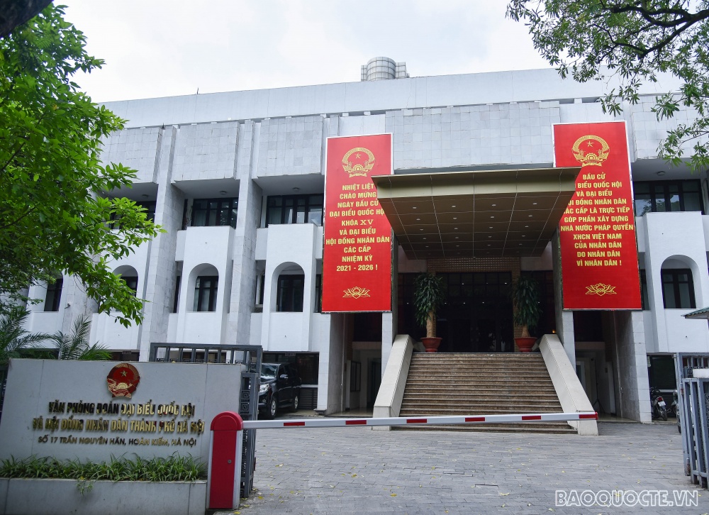 Đường phố Hà Nội rực rỡ trước ngày hội bầu cử