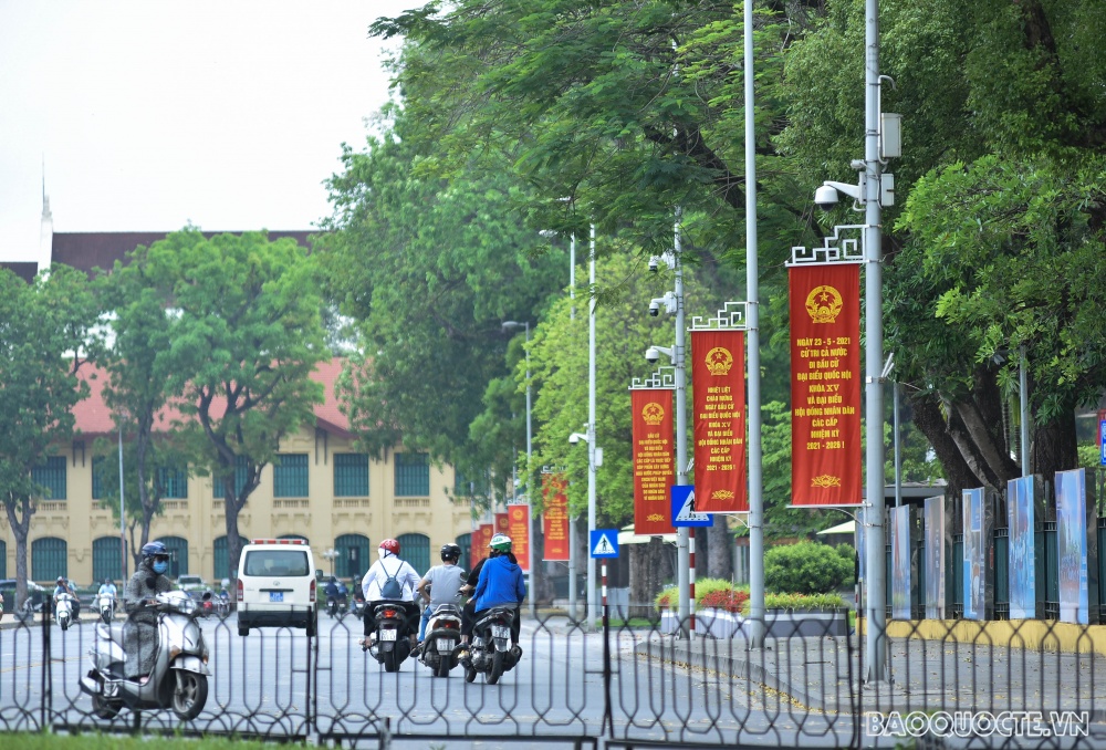 Đường phố Hà Nội rực rỡ trước ngày hội bầu cử