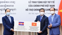 Việt Nam trao tặng 800 máy thở, hơn 2 triệu khẩu trang hỗ trợ Campuchia chống Covid-19
