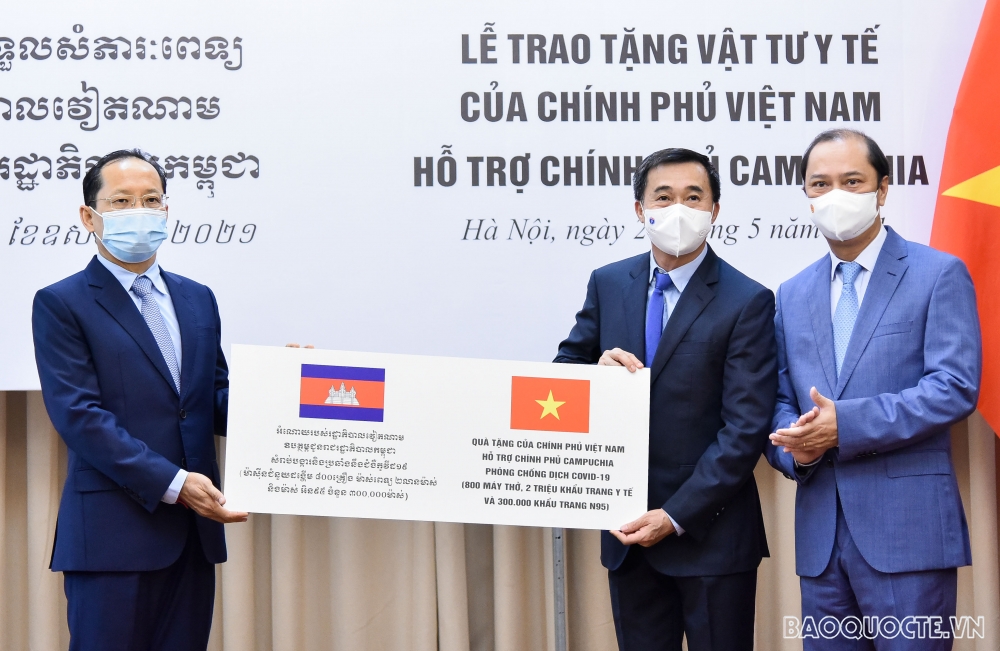 Việt Nam trao tặng vật tư y tế cho Campuchia