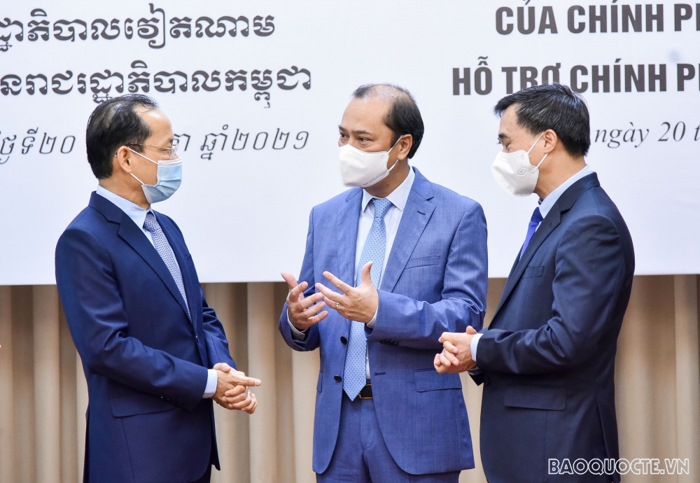 Việt Nam trao tặng vật tư y tế cho Campuchia