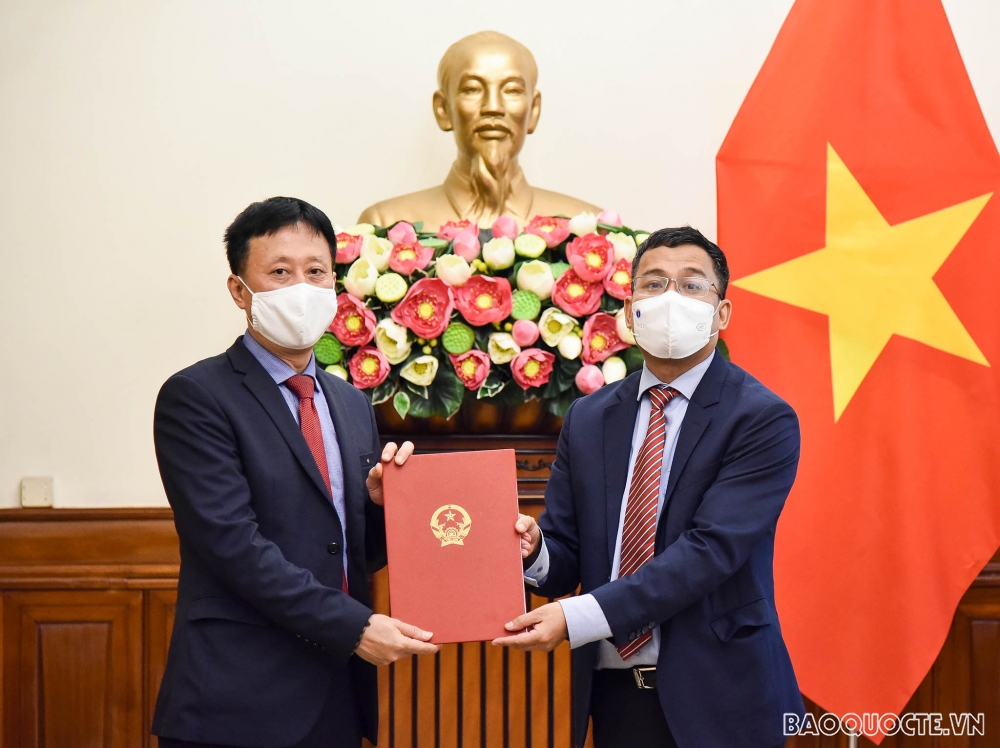 Thứ trưởng Ngoại giao Nguyễn Minh Vũ trao quyết định điều động cán bộ cấp Vụ