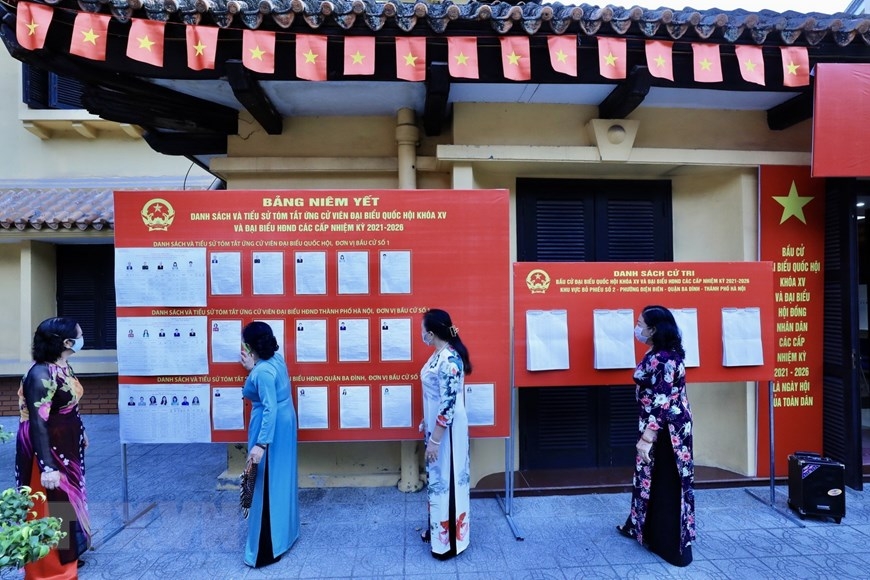 Cử tri xem danh sách các ứng cử viên tại Khu vực bỏ phiếu số 2 phường Điện Biên, Ba Đình, Hà Nội. (Ảnh: Lâm Khánh/TTXVN)