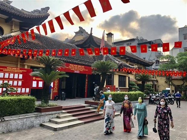 Cử tri đến tham gia bầu cử tại Khu vực bỏ phiếu số 2 phường Điện Biên, Ba Đình, Hà Nội. (Ảnh: Lâm Khánh/TTXVN)