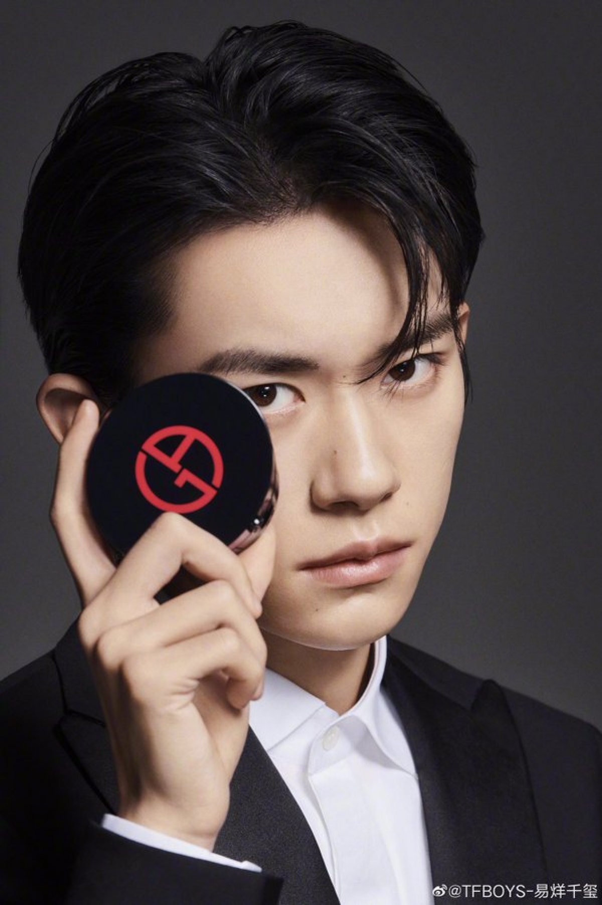 Dịch Dương Thiên Tỉ giữ vai trò đại sứ của nhiều thương hiệu thời trang cao cấp. 