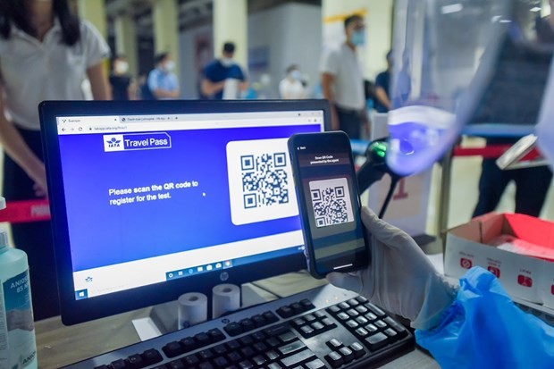 Chuyển đổi số nhanh chóng trong hoạt động xuất-nhập cảnh. (Ảnh: CTV/Vietnam+) Chuyển đổi số nhanh chóng trong hoạt động xuất-nhập cảnh. (Ảnh: CTV/Vietnam+)