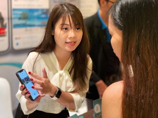 Các đơn vị du lịch giờ phải cạnh tranh nhau bằng các tiện ích công nghệ. (Ảnh: M.Mai/Vietnam+) Các đơn vị du lịch giờ phải cạnh tranh nhau bằng các tiện ích công nghệ. (Ảnh: M.Mai/Vietnam+)