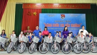 Thanh niên ngoại giao trao tặng 100 chiếc xe đạp cho học sinh có hoàn cảnh khó khăn ở Bắc Giang