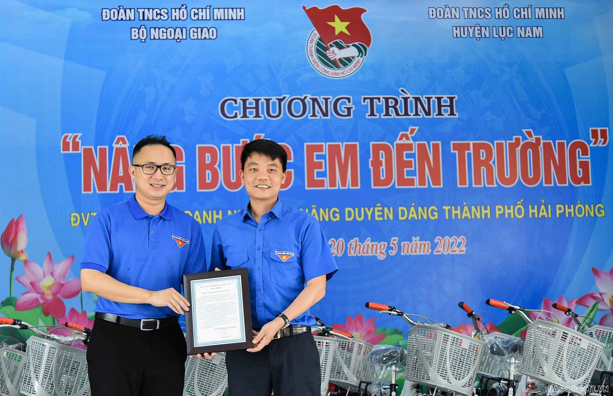 Thanh niên Ngoại giao trao tặng 100 chiếc xe đạp cho học sinh có hoàn cảnh khó khăn ở Bắc Giang