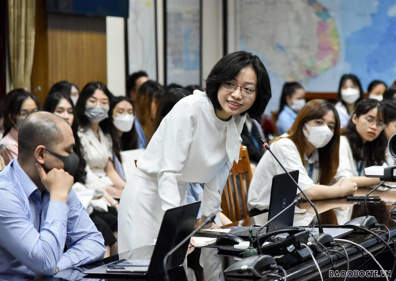 (05.27) Cán bộ Ngoại giao trẻ đặt câu hỏi cho các diễn giả. (Ảnh: Nguyễn Hồng)