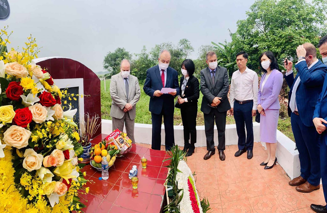 Nhân dịp này, đoàn cũng đã đến viếng bia tưởng niệm các nhà báo, kỹ thuật viên Việt Nam và Algeria hy sinh ngày 08/3/1974 trên địa bàn huyện Sóc Sơn, Hà Nội.