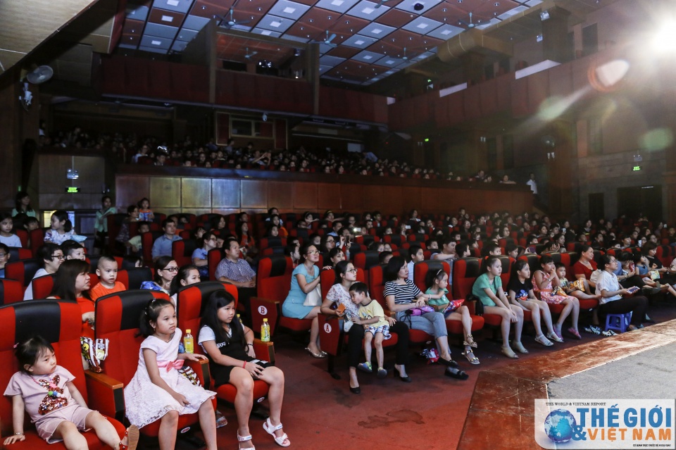 con em can bo bo ngoai giao vui tet thieu nhi