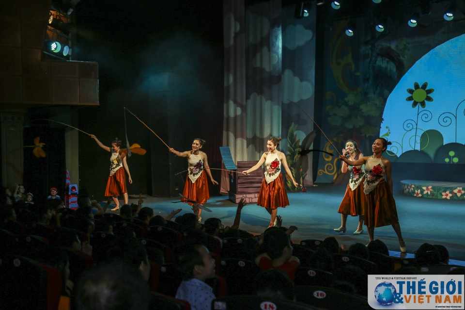 con em can bo bo ngoai giao vui tet thieu nhi