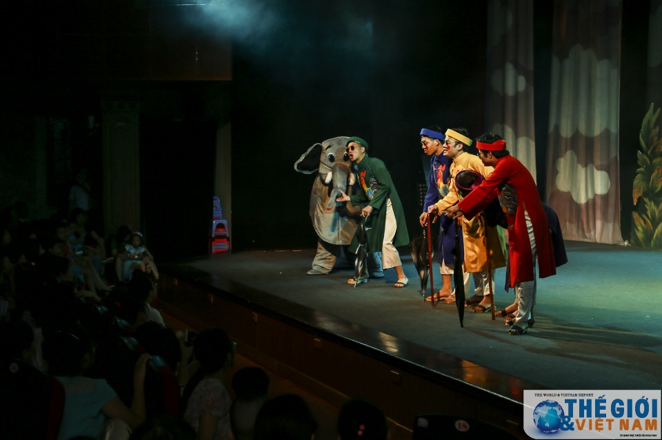 con em can bo bo ngoai giao vui tet thieu nhi