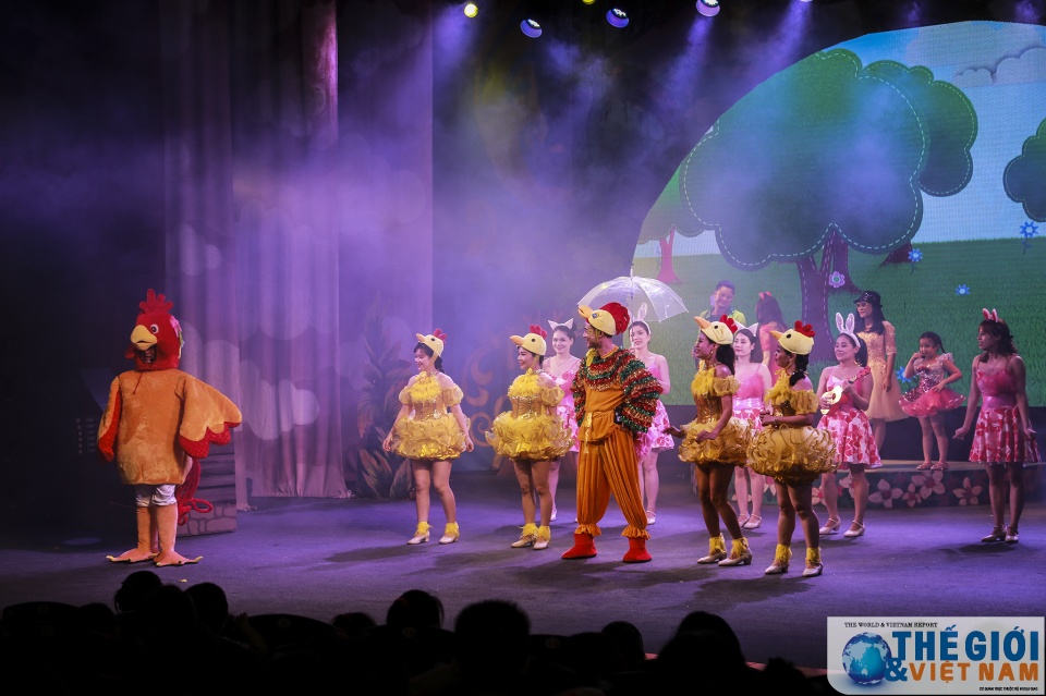 con em can bo bo ngoai giao vui tet thieu nhi