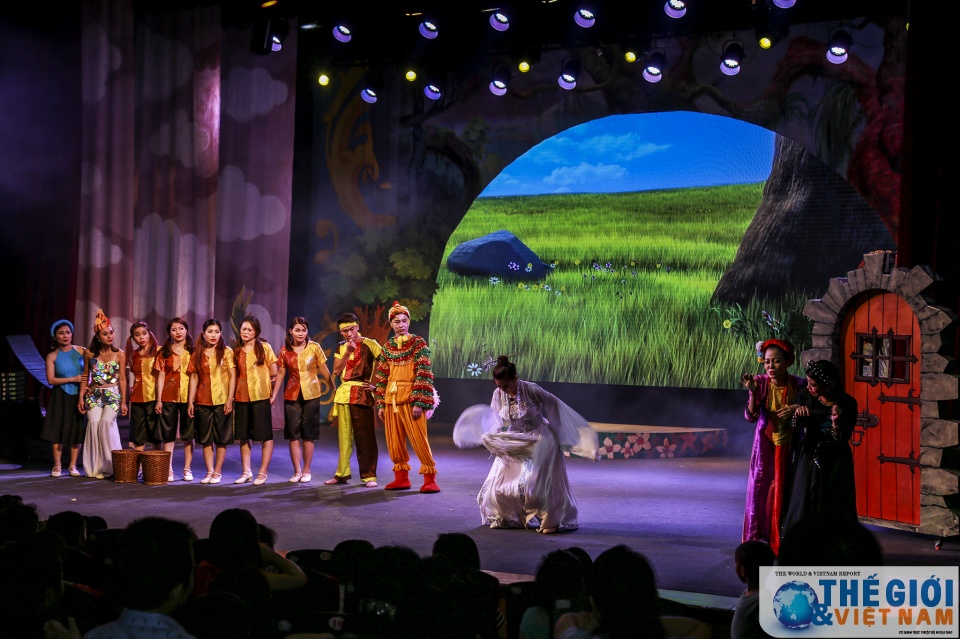 con em can bo bo ngoai giao vui tet thieu nhi