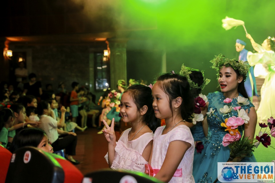 con em can bo bo ngoai giao vui tet thieu nhi