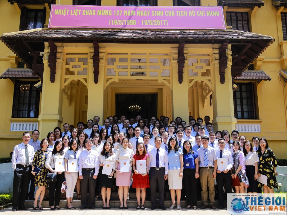 bo ngoai giao trao quyet dinh phan cong cong tac