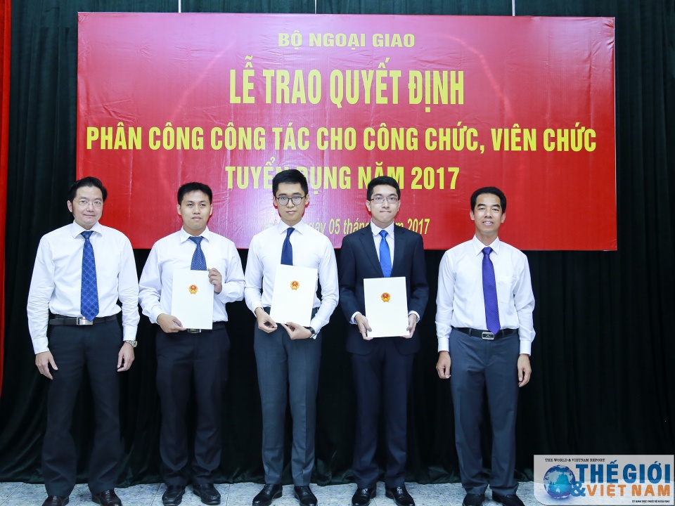bo ngoai giao trao quyet dinh phan cong cong tac