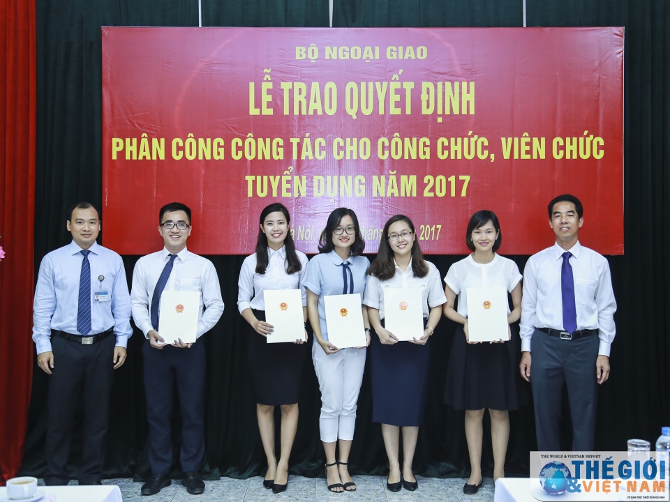 bo ngoai giao trao quyet dinh phan cong cong tac
