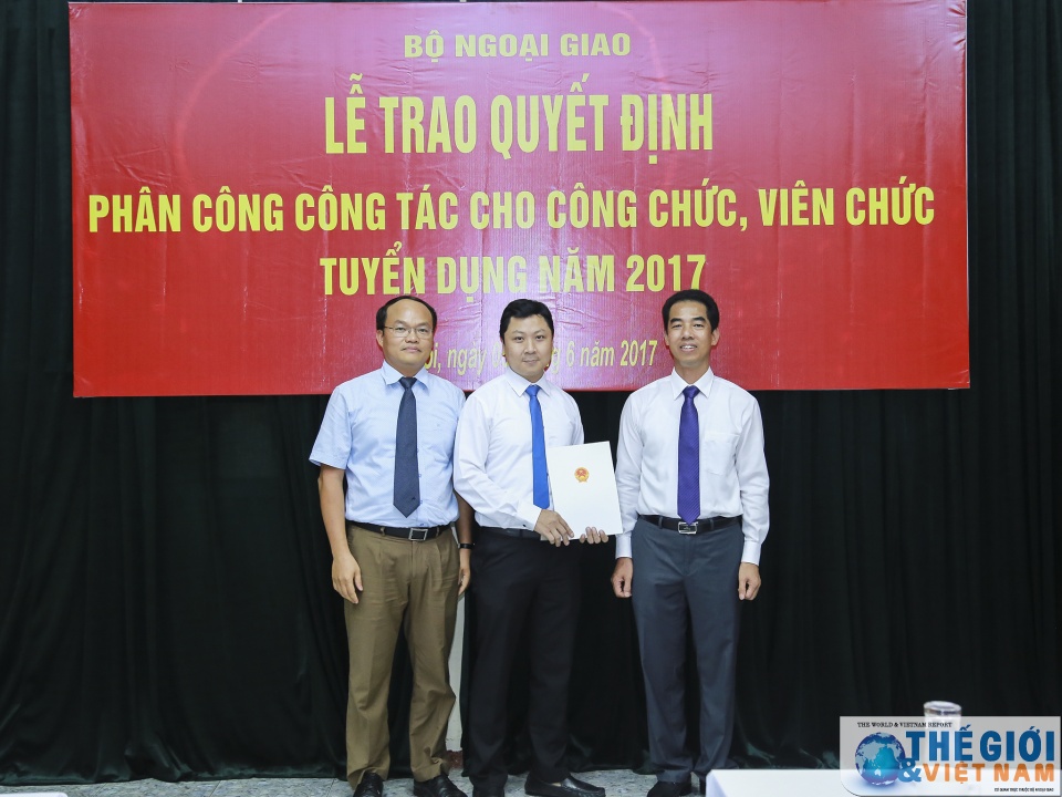 bo ngoai giao trao quyet dinh phan cong cong tac