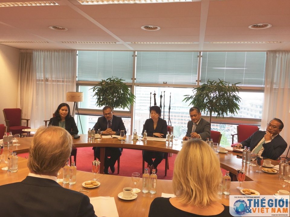 Đại sứ Ngô Thị Hòa gặp làm việc với Chủ tịch VNO - NCW dai su ngo thi hoa gap lam viec voi chu tich vno ncw