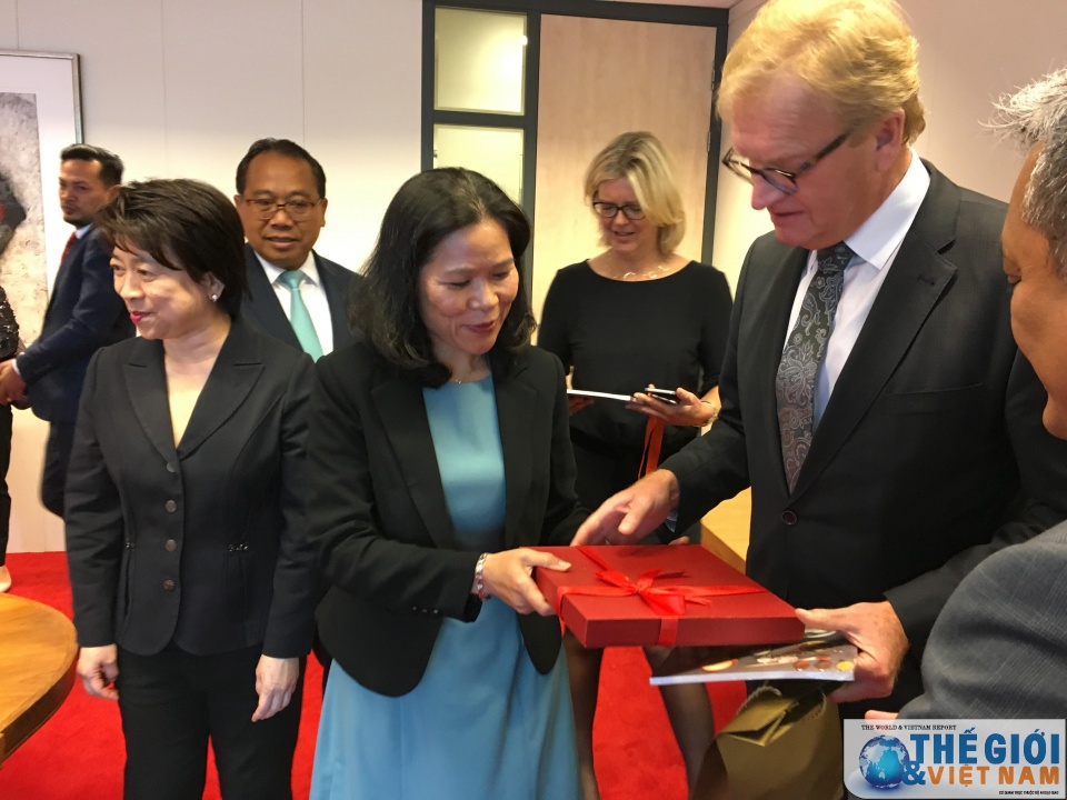 Đại sứ Ngô Thị Hòa gặp làm việc với Chủ tịch VNO - NCW dai su ngo thi hoa gap lam viec voi chu tich vno ncw
