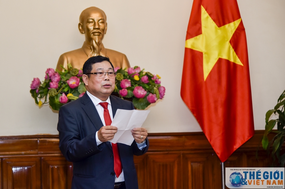 trao quyet dinh bo nhiem can bo di cong tac nhiem ky tai nuoc ngoai