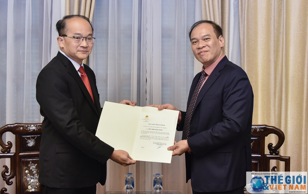 bo ngoai giao trao giay chap nhan lanh su singapore tai tp hcm