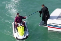 Dịch Covid-19: Học sinh trung học tại Mỹ đi mô tô nước nhận bằng tốt nghiệp