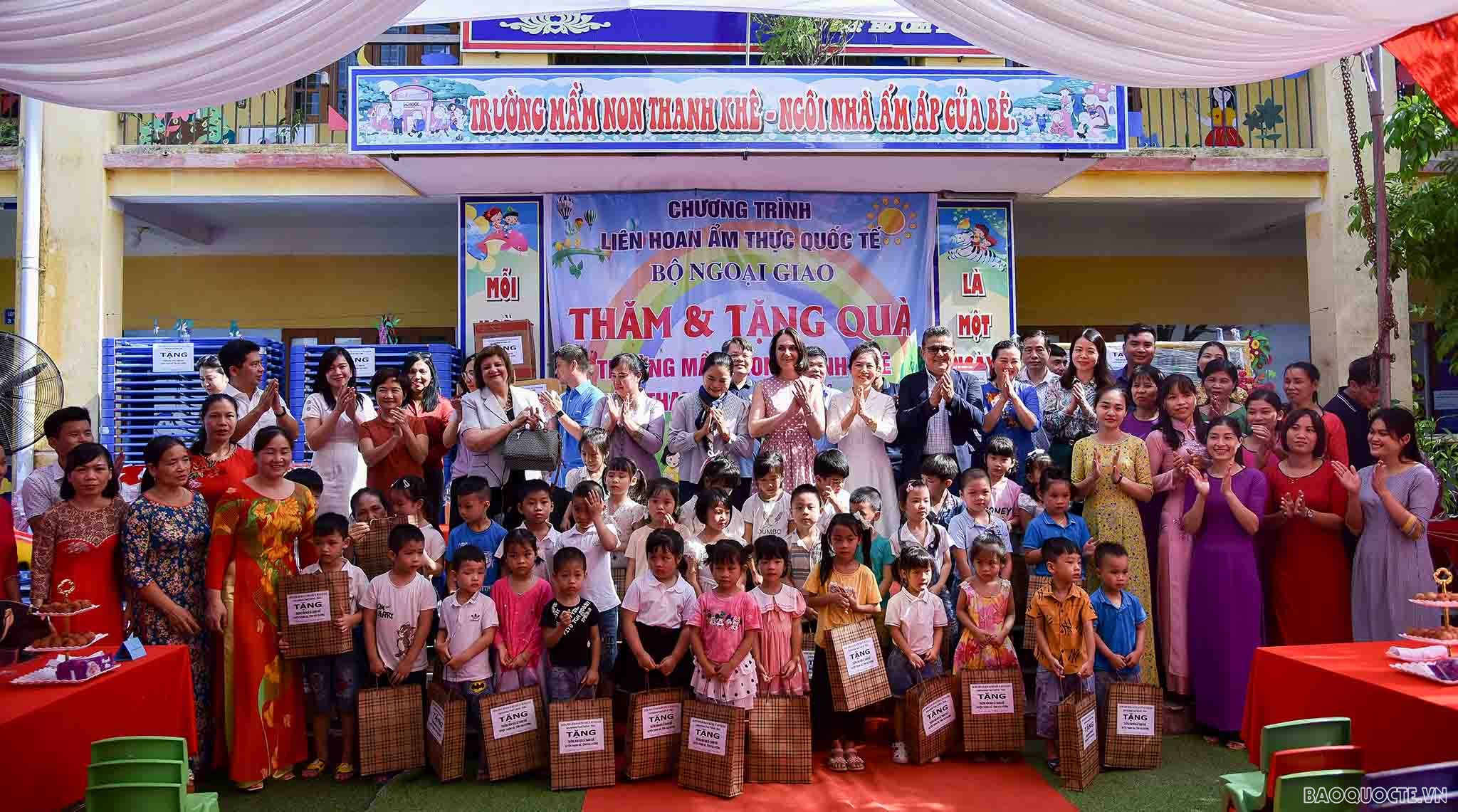 Bè bạn quốc tế thăm quan cây vải tổ, trải nghiệm hái vải và làm bánh đậu xanh tại Hải Dương