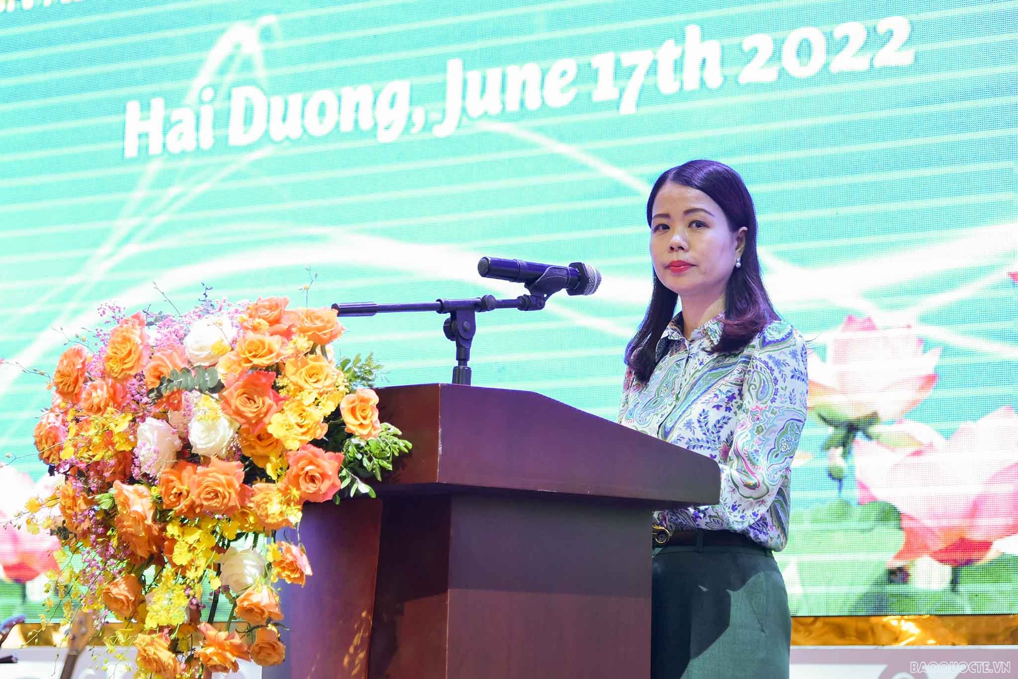 Bè bạn quốc tế thăm quan cây vải tổ, trải nghiệm hái vải và làm bánh đậu xanh tại Hải Dương