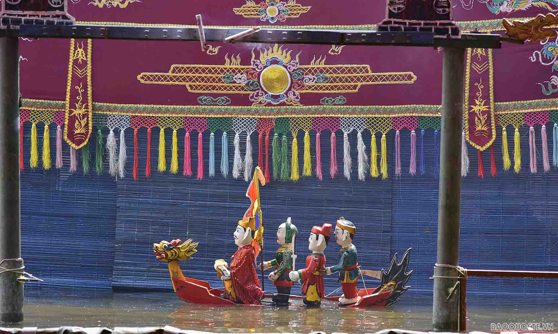 Bè bạn quốc tế thăm quan cây vải tổ, trải nghiệm hái vải và làm bánh đậu xanh tại Hải Dương