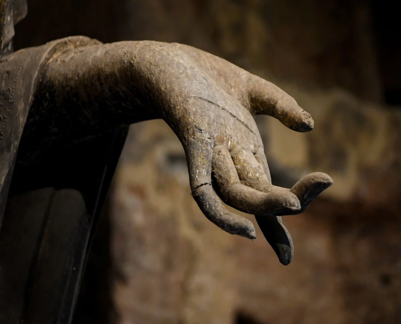 Hình ảnh cận cảnh bàn tay của một tác phẩm điêu khắc trong hang động số 133
