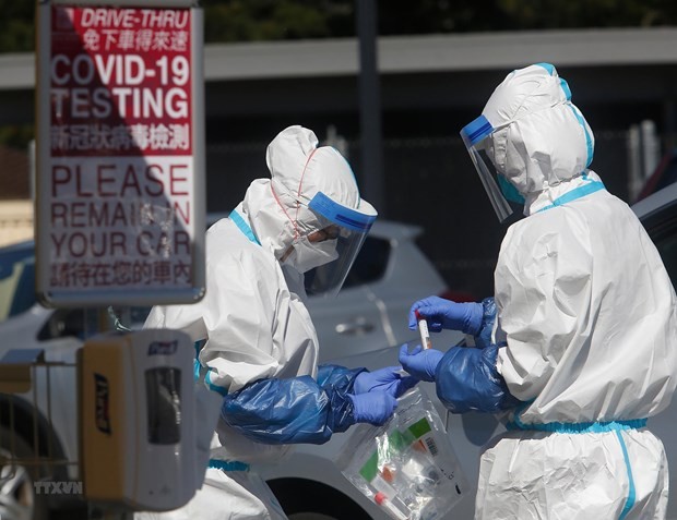 Nhân viên y tế chuẩn bị thiết bị xét nghiệm COVID-19 tại một điểm đỗ xe ở thành phố Daly, bang California (Mỹ). (Ảnh: The Chronicle/TTXVN)