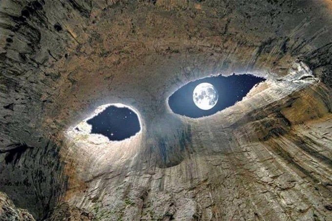 Độc lạ hang động có hình đôi mắt khổng lồ
