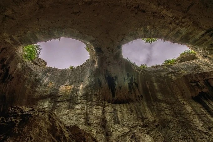 Độc lạ hang động có hình đôi mắt khổng lồ