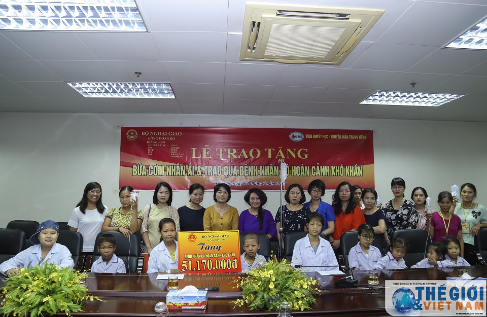 hon 51 trieu dong duoc trao cho benh nhan hoan canh kho khan