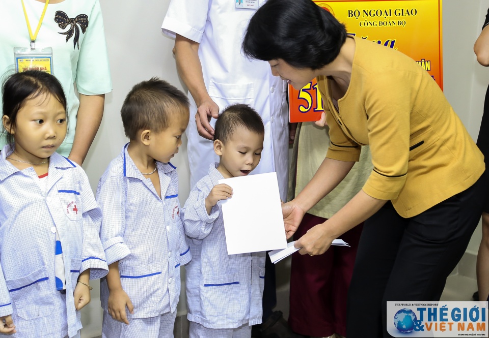 hon 51 trieu dong duoc trao cho benh nhan hoan canh kho khan