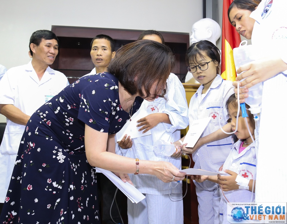 hon 51 trieu dong duoc trao cho benh nhan hoan canh kho khan