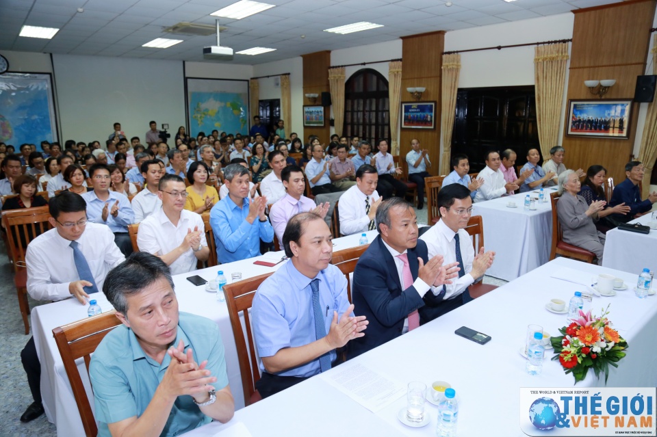 noi theo tam guong cac the he lao thanh cach mang