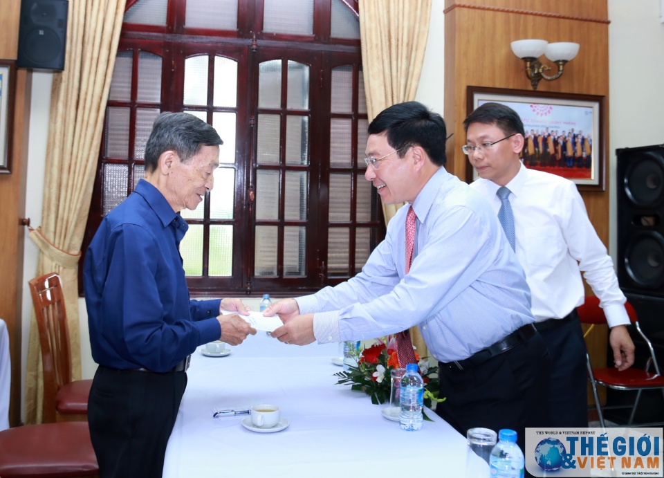 noi theo tam guong cac the he lao thanh cach mang