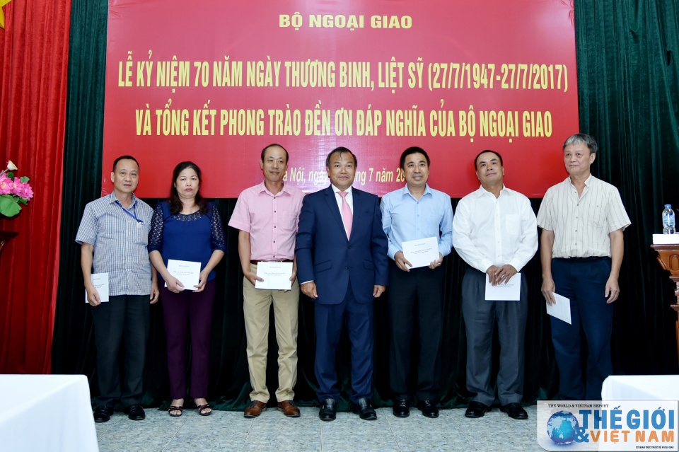 noi theo tam guong cac the he lao thanh cach mang