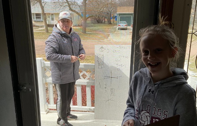 Dịch covid-19: giáo viên mỹ đến tận nhà, ngồi ngoài đường giảng bài cho học sinh