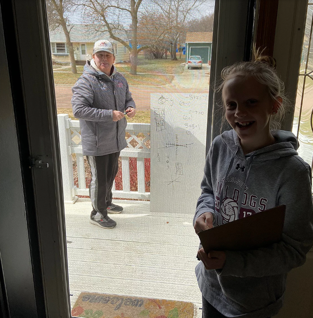 dich covid 19 giao vien my den tan nha ngoi ngoai duong giang bai cho hoc sinh