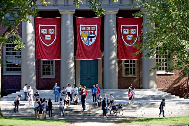 Đại học Harvard đã thông báo sẽ chuyển toàn bộ khóa học lên mạng trong học kỳ mùa thu. (Nguồn: Getty Images) dai hoc my kien chinh phu vi quy dinh truc xuat sinh vien hoc truc tuyen